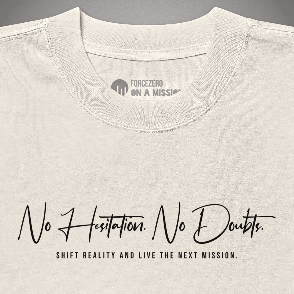 Eine Nahaufnahme von Kragen und Nackenprint eines sandweißen Signature Fit Oversized T-Shirts der Marke FORCE ZERO aus der NHND Design-Schiene mit dem schwarzen Logo und Slogan „FORCEZERO ON A MISSION“ im Innennacken sowie dem detaillierten Brustprint „No Hesitation No Doubts“ und der Unterzeile „SHIFT REALITY AND LIVE THE NEXT MISSION.