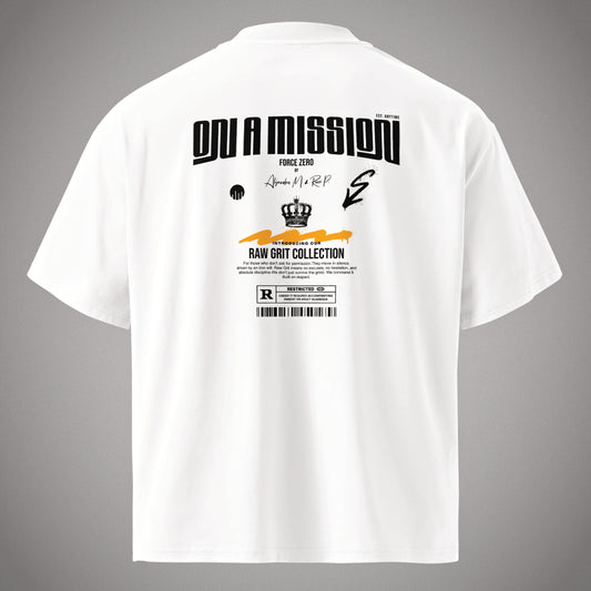 Weißes Oversized T-Shirt der Marke FORCE ZERO aus der RAW GRIT COLLECTION in der Produkt-Rückansicht mit großem schwarzen „ON A MISSION“ Grafikprint, einem Kronen-Motiv und orangefarbenem Balken auf dem Rücken.