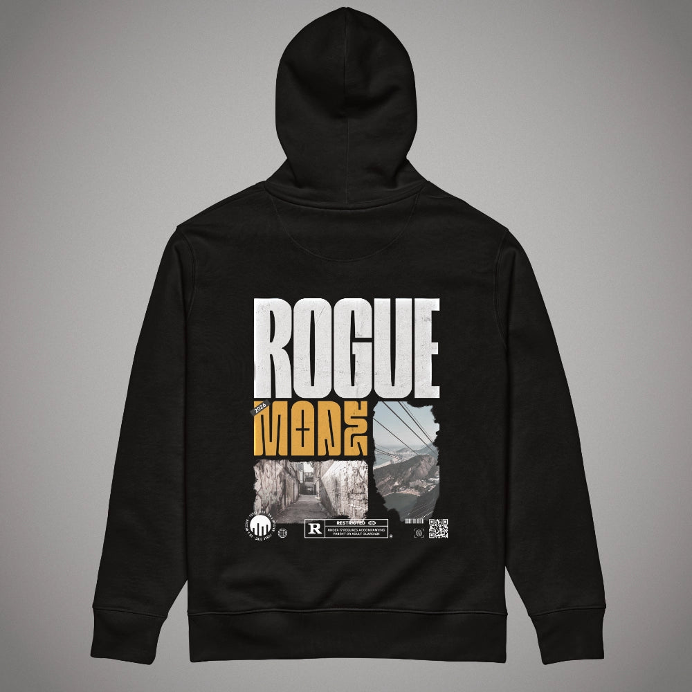 Ein schwarzer Core Fit Hoodie der Marke FORCE ZERO im Raw Rio Design zeigt als Produkt-Rückansicht (Mockup) einen großen grafischen Backprint mit dem großen weißen Schriftzug „ROGUE“, dem orangefarbenen Text „MODE“ mit der Jahreszahl „2026“ sowie zwei quadratischen Foto-Prints einer urbanen Gasse und einer Seilbahn in bergiger Landschaft, ergänzt durch ein weißes „R RESTRICTED“-Logo und technische Details am unteren Rand.