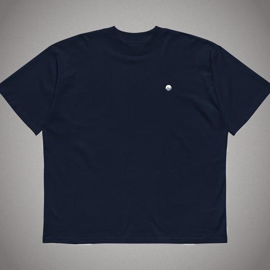 Ein navyblaues Oversized T-Shirt der Marke FORCE ZERO aus der Rogue Mode Bold Design-Schiene in der Produkt-Vorderansicht (Mockup) mit einem minimalistischen, kleinen weißen Logo-Print auf der linken Brustseite.