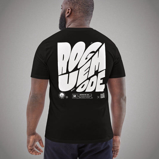 Ein schwarzes Regular Fit T-Shirt der Marke FORCE ZERO aus der Rogue Mode Bold Design-Schiene am Model in der Produkt-Rückansicht mit dem großen, weißen Grafikprint „ROGUE MODE“ auf dem Rücken sowie kleineren Logos und Textelementen darunter.