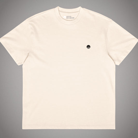 Vintage-weißes Oversized T-Shirt der Marke FORCE ZERO aus der Rogue Mode Design-Schiene in der Produkt-Vorderansicht mit kleinem schwarzen Logo-Print auf der linken Brust.