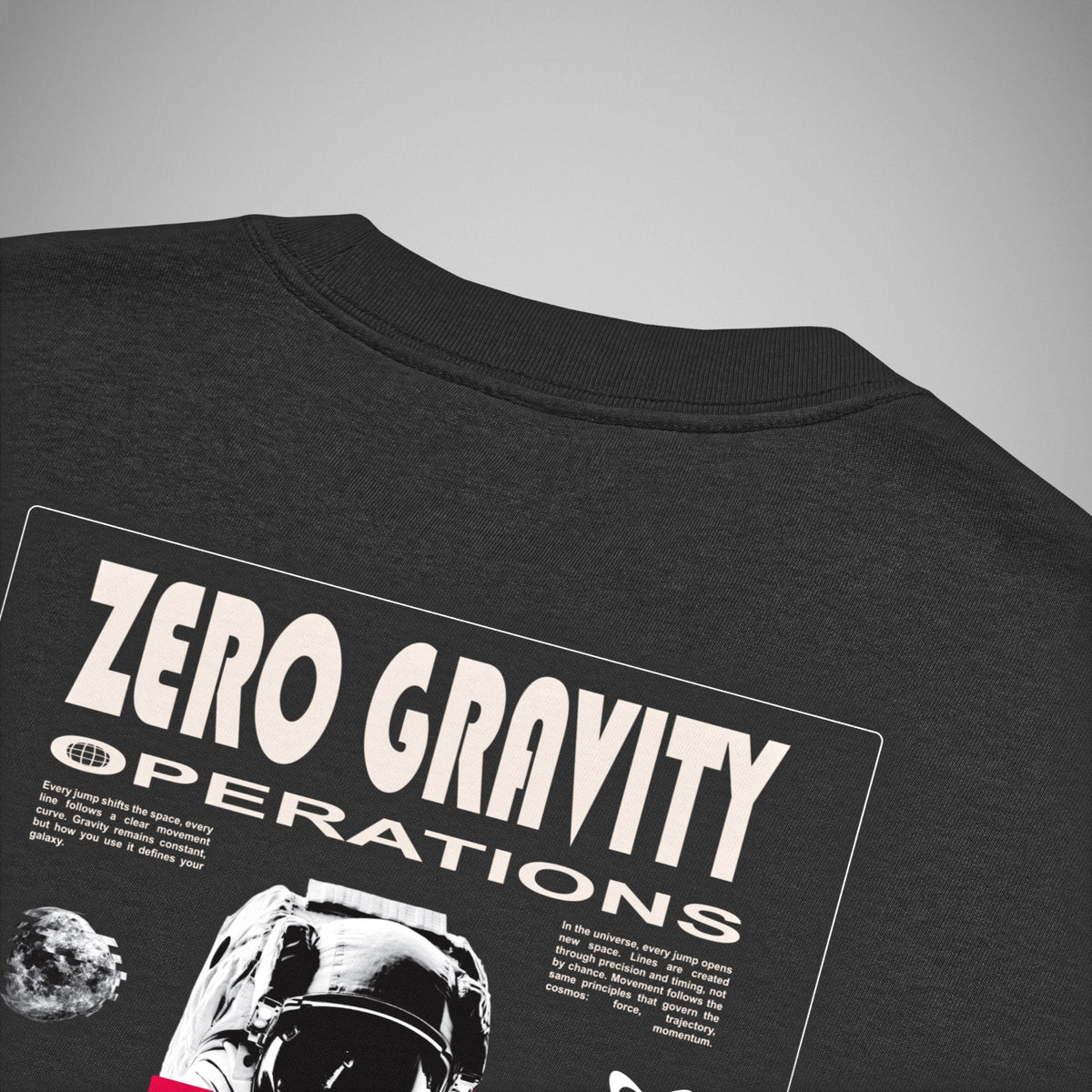 Eine Detailaufnahme im Nackenbereich vom FORCE ZERO T-Shirt mit dem Backprint des Zero Gravity Designs.
