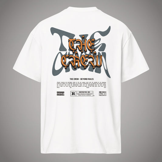 Weißes Oversized T-Shirt der Marke FORCE ZERO in der Rückansicht mit großem „THE CREW - BEYOND RULES“ Grafikprint in Grau und Orange sowie einem Parental Advisory Logo auf dem Rücken.