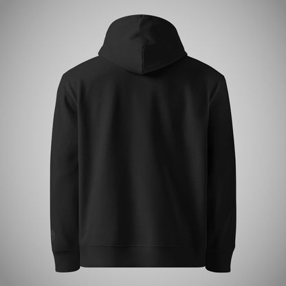 Ein schwarzer Regular Fit Hoodie der Marke FORCE ZERO im Black Stealth Design zeigt als Produkt-Rückansicht (Mockup) die cleane, unbedruckte Kehrseite des Kapuzenpullovers mit aufgesetzter Kapuze, wobei am unteren Rand des linken Ärmels das FORCE ZERO Logo dezent als schwarzer Stick hervorblitzt.