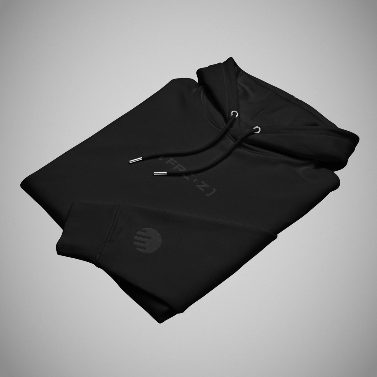Ein schwarzer Regular Fit Hoodie der Marke FORCE ZERO im Black Stealth Design zeigt als Produkt-Vorderansicht (Mockup) eine angewinkelte Ansicht des flach zusammengelegten Kapuzenpullovers, auf dem das schwarz gestickte Brustemblem „[FRC-Z]“ sowie das runde FORCE ZERO Logo auf dem linken Ärmel dezent Ton-in-Ton zu sehen sind.