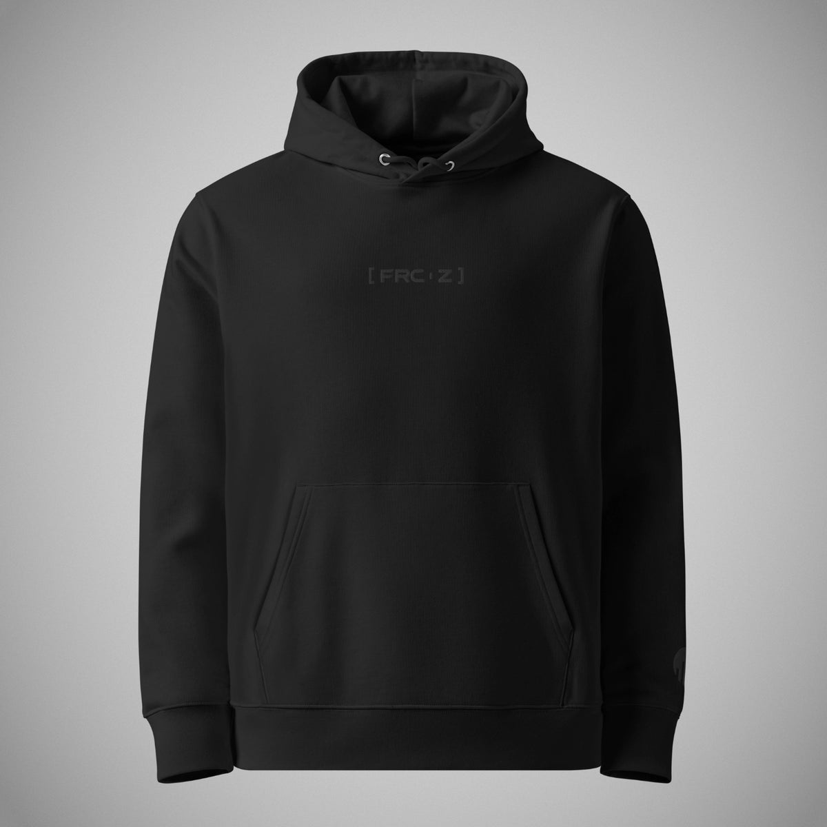 Ein schwarzer Regular Fit Hoodie der Marke FORCE ZERO im Black Stealth Design zeigt als Produkt-Vorderansicht (Mockup) einen Kapuzenpullover mit Kängurutasche, bei dem mittig auf der Brust das dezent schwarz gestickte Brustemblem „[FRC-Z]“ und am unteren linken Ärmel das FORCE ZERO Logo Ton-in-Ton eingestickt sind.