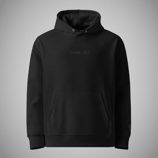 Ein schwarzer Regular Fit Hoodie der Marke FORCE ZERO im Black Stealth Design zeigt als Produkt-Vorderansicht (Mockup) einen Kapuzenpullover mit Kängurutasche, bei dem mittig auf der Brust das dezent schwarz gestickte Brustemblem „[FRC-Z]“ und am unteren linken Ärmel das FORCE ZERO Logo Ton-in-Ton eingestickt sind.