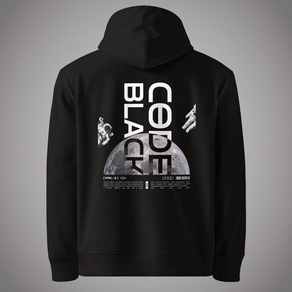 Ein schwarzer Core Fit Hoodie der Marke FORCE ZERO im Code Black Design zeigt als Produkt-Rückansicht (Mockup) einen großen, grafischen Backprint mit einer detailreichen Mondoberfläche, zwei Astronauten im Weltall, dem vertikalen weißen Schriftzug „CODE BLACK“, technischen Barcodes und dem kleinen Text-Element „[FRC-Z]“.