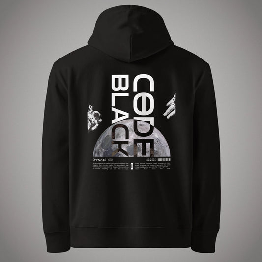Ein schwarzer Core Fit Hoodie der Marke FORCE ZERO im Code Black Design zeigt als Produkt-Rückansicht (Mockup) einen großen, grafischen Backprint mit einer detailreichen Mondoberfläche, zwei Astronauten im Weltall, dem vertikalen weißen Schriftzug „CODE BLACK“, technischen Barcodes und dem kleinen Text-Element „[FRC-Z]“.