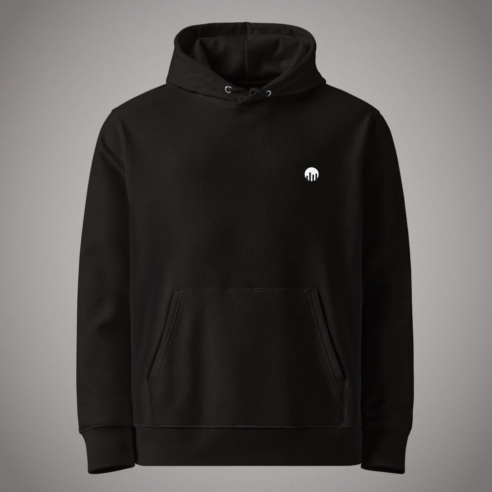 Ein schwarzer Core Fit Hoodie der Marke FORCE ZERO im Code Black Design zeigt als Produkt-Vorderansicht (Mockup) einen minimalistischen Kapuzenpullover mit Kängurutasche und Kordelzug, auf dessen linker Brust das runde FORCE ZERO Logo als kontrastierender weißer Print abgebildet ist.