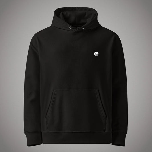 Ein schwarzer Core Fit Hoodie der Marke FORCE ZERO im Code Black Design zeigt als Produkt-Vorderansicht (Mockup) einen minimalistischen Kapuzenpullover mit Kängurutasche und Kordelzug, auf dessen linker Brust das runde FORCE ZERO Logo als kontrastierender weißer Print abgebildet ist.