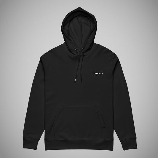 Ein schwarzer Regular Fit Hoodie der Marke FORCE ZERO im Lost Sector Design zeigt als Produkt-Vorderansicht (Mockup) einen minimalistischen Kapuzenpullover mit Kängurutasche und Kordelzug, auf dessen linker Brust der weiße, eckig eingeklammerte Text-Print „[FRC-Z]“ abgebildet ist.