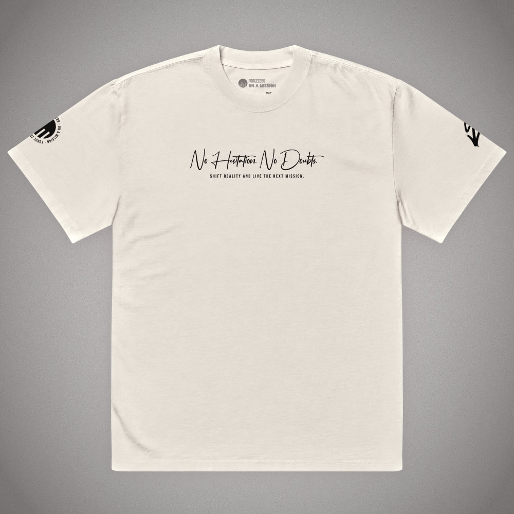 Ein sandweißes oversized T-Shirt im signature Fit der Marke FORCE ZERO aus der NHND Design-Schiene in der Produkt-Vorderansicht (Mockup) mit dem schwarzen geschwungenen Brustprint „No Hesitation No Doubts“ und der Unterzeile „SHIFT REALITY AND LIVE THE NEXT MISSION.“ sowie kleinen Logo-Prints an den Ärmeln.