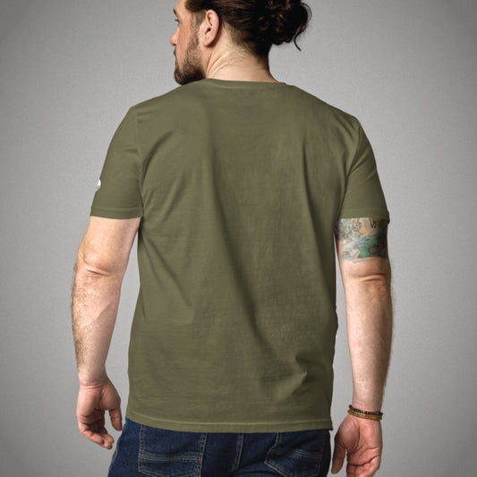 Rückansicht eines olivgrünen T-Shirts im Core Fit der Marke FORCE ZERO aus der NHND Design-Schiene am Model mit kleinem weißen Logo-Print auf dem linken Ärmel.