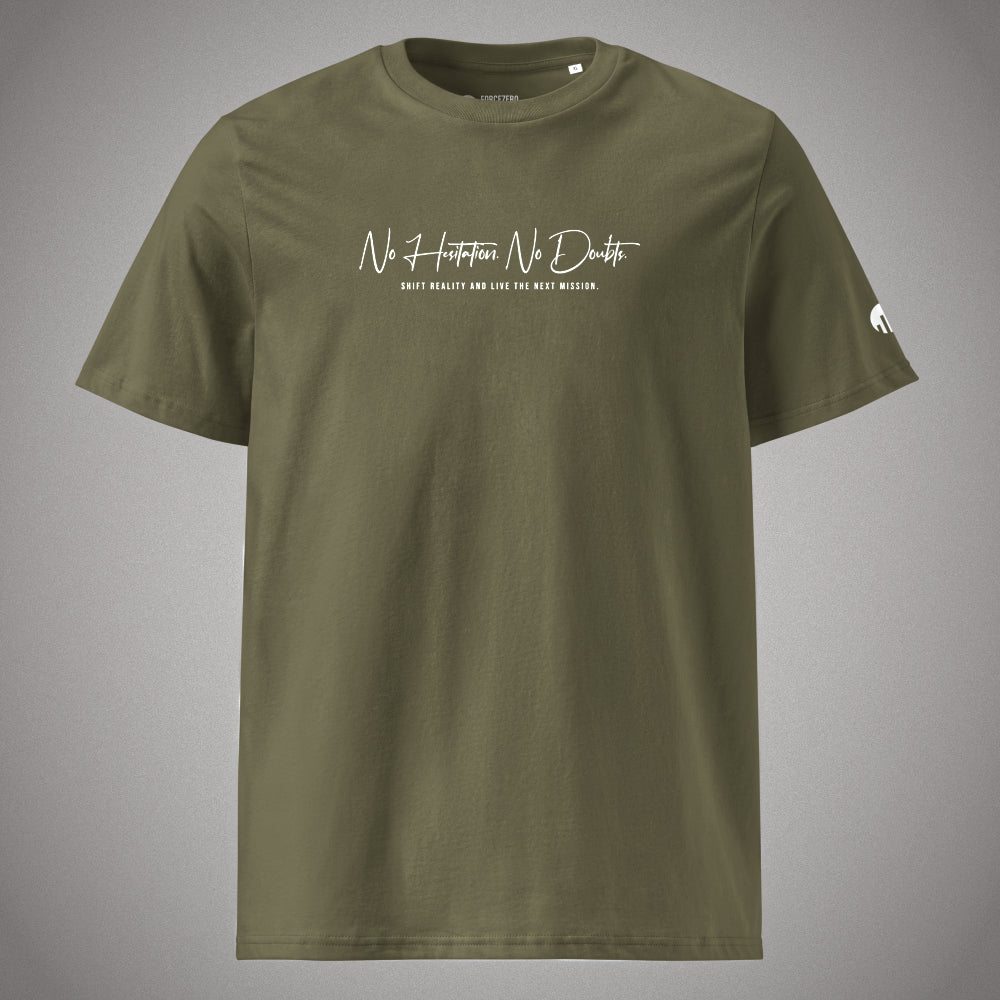 Vorderansicht eines olivgrünen T-Shirts im Core Fit der Marke FORCE ZERO aus der NHND Design-Schiene mit dem weißen „No Hesitation. No Doubts.“ Grafik-Schriftzug auf der Brust.