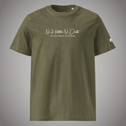 Vorderansicht eines olivgrünen T-Shirts im Core Fit der Marke FORCE ZERO aus der NHND Design-Schiene mit dem weißen „No Hesitation. No Doubts.“ Grafik-Schriftzug auf der Brust.