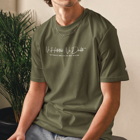 Olivgrünes T-Shirt im Core Fit der Marke FORCE ZERO aus der NHND Design-Schiene am Model mit dem weißen „No Hesitation. No Doubts.“ Grafik-Schriftzug auf der Brust.