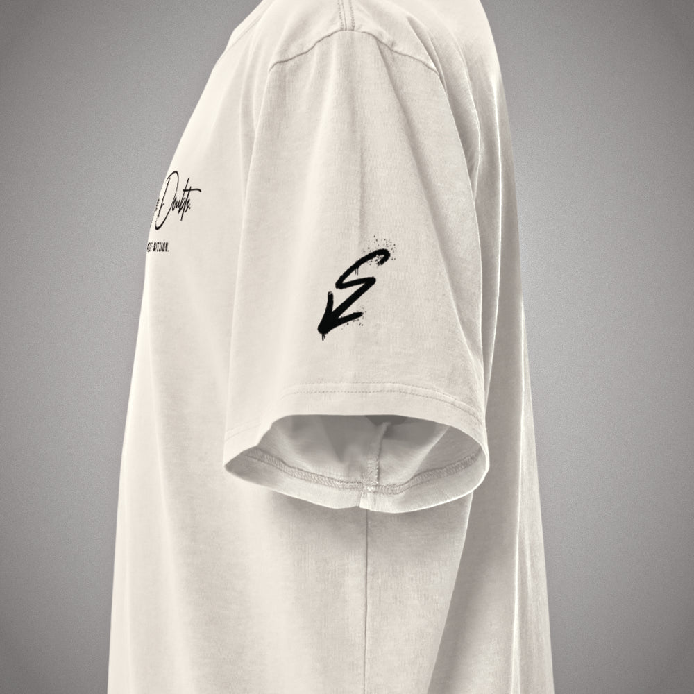 Seitenansicht eines sandfarbenen Oversized T-Shirts im Signature Fit der Marke FORCE ZERO aus der NHND Design-Schiene mit einem schwarzen Graffiti-Pfeil-Grafikprint auf dem Ärmel.