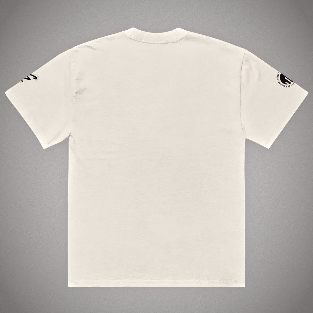 Ein sandweißes Signature Fit Oversized T-Shirt der Marke FORCE ZERO aus der NHND Design-Schiene in der Produkt-Rückansicht (Mockup) mit einer minimalistischen, unverzierten Rückenpartie und sichtbaren, schwarzen Logo-Prints an den Ärmelseiten.