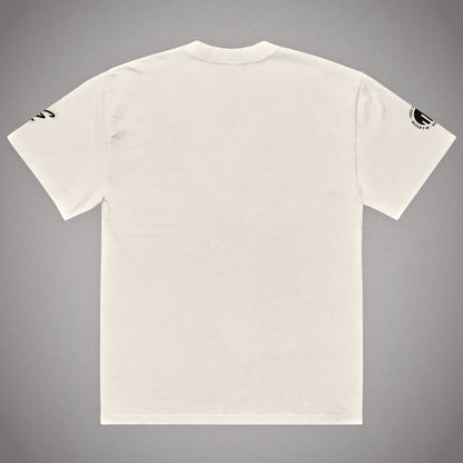 Ein sandweißes Signature Fit Oversized T-Shirt der Marke FORCE ZERO aus der NHND Design-Schiene in der Produkt-Rückansicht (Mockup) mit einer minimalistischen, unverzierten Rückenpartie und sichtbaren, schwarzen Logo-Prints an den Ärmelseiten.
