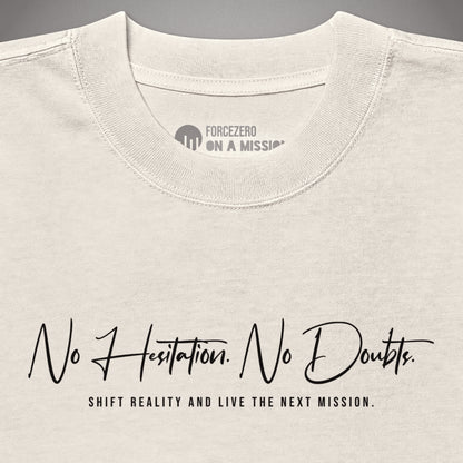 Eine Nahaufnahme von Kragen und Nackenprint eines sandweißen Signature Fit Oversized T-Shirts der Marke FORCE ZERO aus der NHND Design-Schiene mit dem schwarzen Logo und Slogan „FORCEZERO ON A MISSION“ im Innennacken sowie dem detaillierten Brustprint „No Hesitation No Doubts“ und der Unterzeile „SHIFT REALITY AND LIVE THE NEXT MISSION.