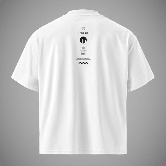 Ein weißes Oversized T-Shirt von der Marke FORCE ZERO mit einem High Neck Kragen und dem Backprint - OAM minimal
