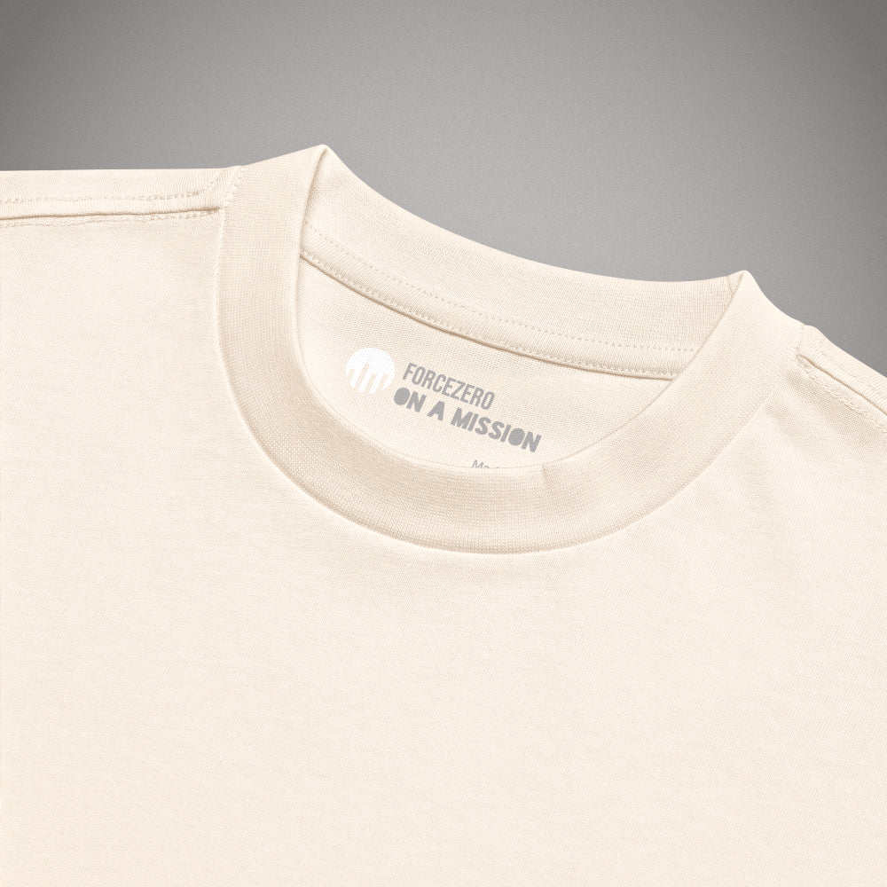 Nahaufnahme des Kragens mit dem eingedruckten Nackenlabel FORCEZERO ON A MISSION auf einem cremeweißen Oversized T-Shirt.