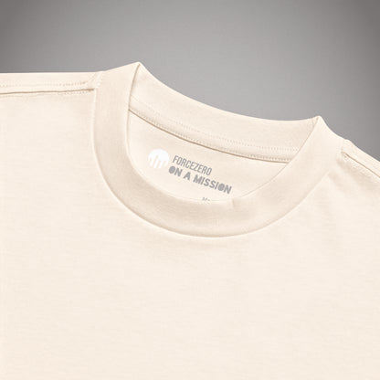 Nahaufnahme des Kragens mit dem eingedruckten Nackenlabel FORCEZERO ON A MISSION auf einem cremeweißen Oversized T-Shirt.