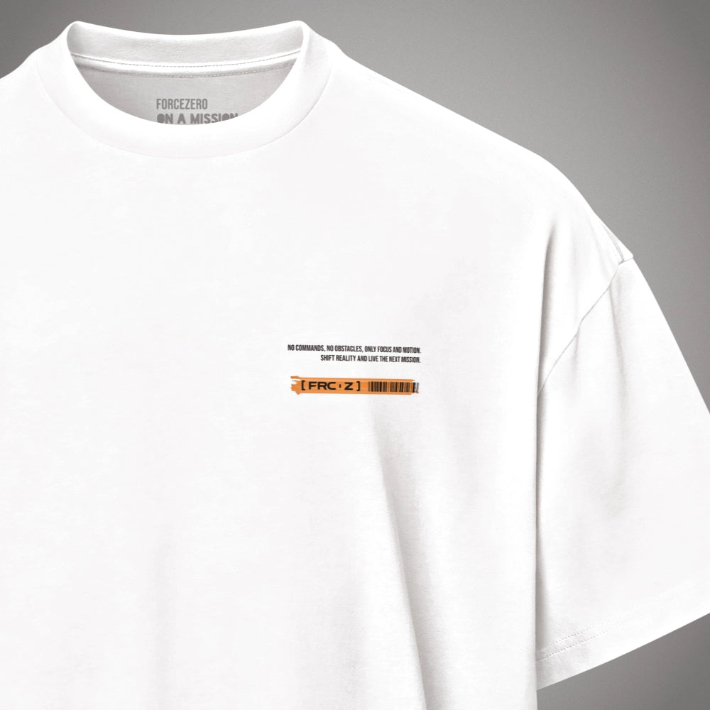 Nahaufnahme der Brust mit dem kleinen Grafikprint, dem orangefarbenen FRC-Z Balken-Element und dem sichtbaren Nackenprint FORCEZERO ON A MISSION im Kragen eines weißen Oversized T-Shirts.