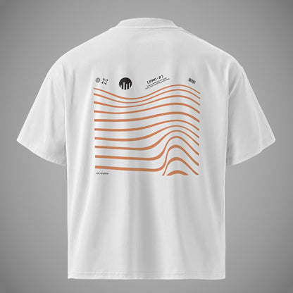 Weißes Oversized T-Shirt von der Kleidermarke FORCE ZERO mit dem ON A MISSION Design und großem orangefarbenen Wellen-Grafikprint auf der Rückseite.