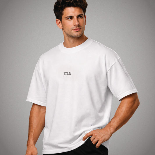 Weißes Oversized T-Shirt von der Kleidermarke FORCE ZERO mit dem ON A MISSION Design mit kleinem schwarzen Print-Logo auf der Brust.