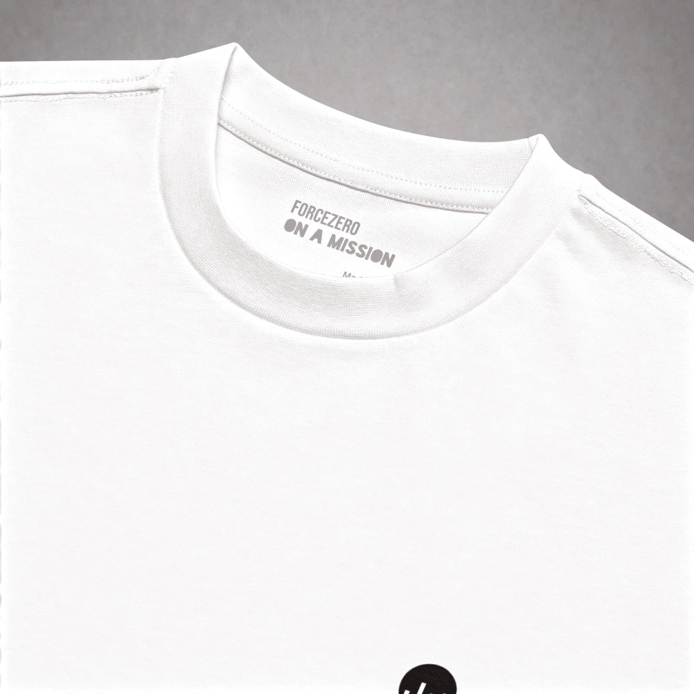 Eine Nahaufnahme Kragen eines weißen Boxy Cut T-Shirts der Marke FORCE ZERO zeigt den Nackeninnendruck mit dem Markennamen und dem grauen Slogan-Schriftzug „ON A MISSION“ unter einem Rundhalsausschnitt.