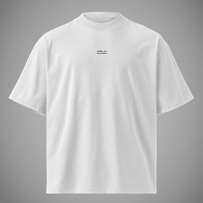 Weißes Oversized T-Shirt von der Kleidermarke FORCE ZERO aus der RAW GRIT COLLECTION mit kleinem schwarzen Print-Logo mittig auf der Brust in der Vorderansicht.
