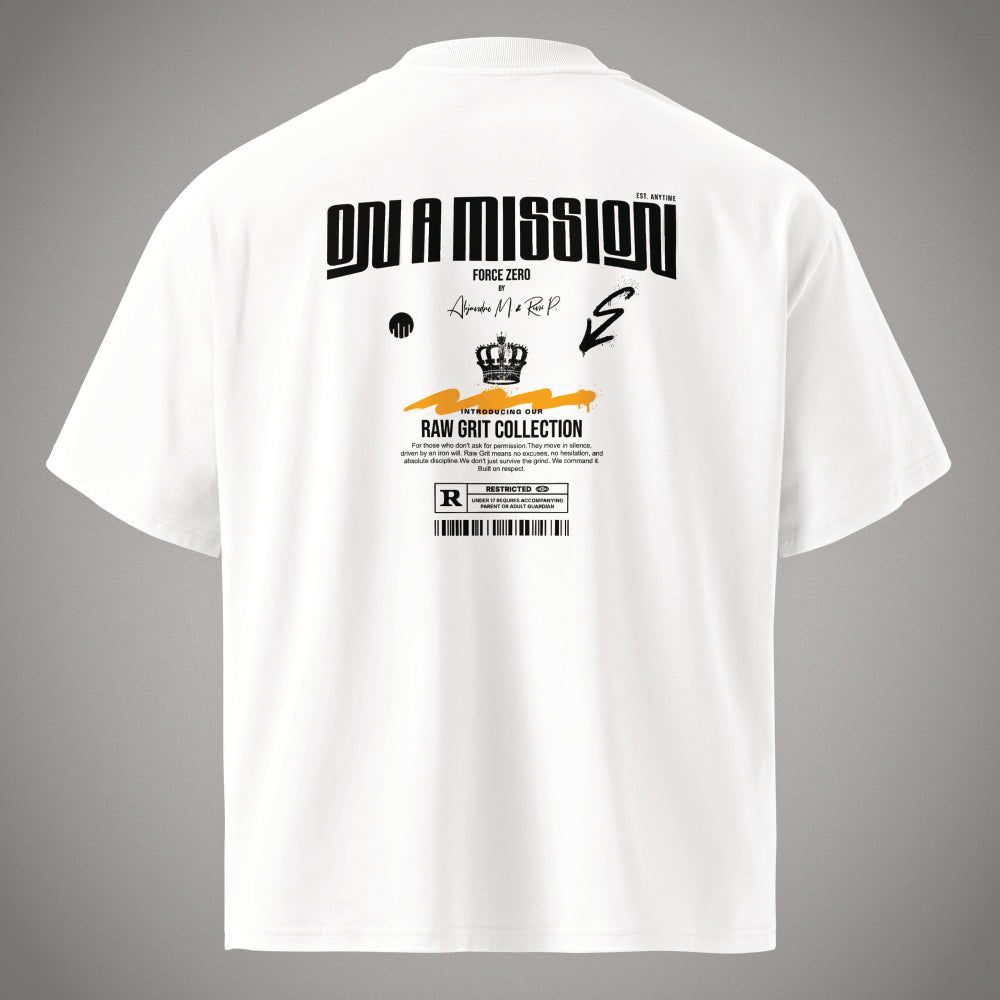 Weißes Oversized T-Shirt der Marke FORCE ZERO aus der RAW GRIT COLLECTION in der Produkt-Rückansicht mit großem schwarzen „ON A MISSION“ Grafikprint, einem Kronen-Motiv und orangefarbenem Balken auf dem Rücken.