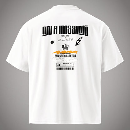 Weißes Oversized T-Shirt der Marke FORCE ZERO aus der RAW GRIT COLLECTION in der Produkt-Rückansicht mit großem schwarzen „ON A MISSION“ Grafikprint, einem Kronen-Motiv und orangefarbenem Balken auf dem Rücken.