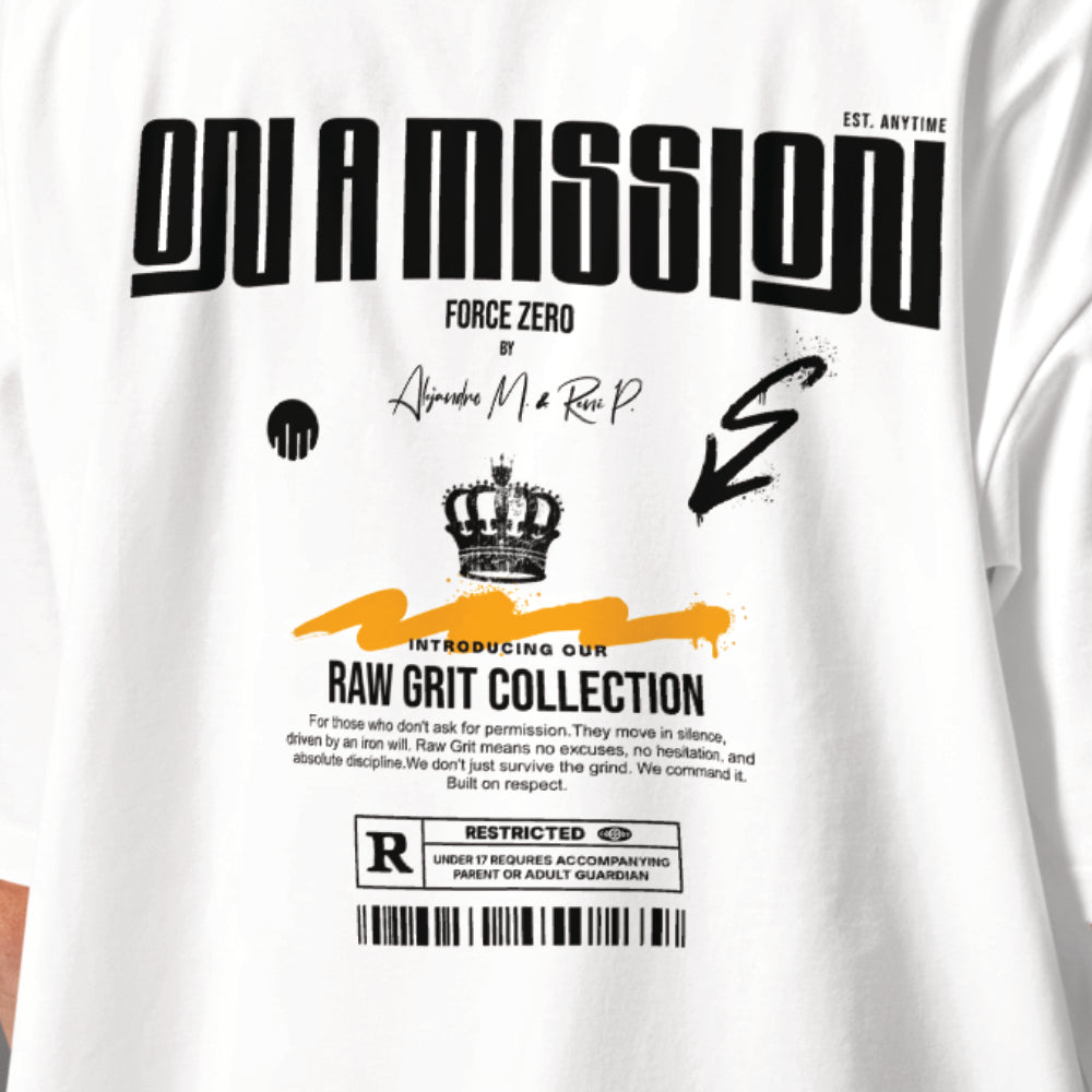 Nahaufnahme des großen schwarzen ON A MISSION Grafikprints mit Kronen-Motiv und orangefarbenem RAW GRIT COLLECTION Balken auf dem Rücken eines weißen Oversized T-Shirts der Marke FORCE ZERO.