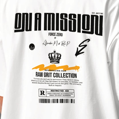 Nahaufnahme des großen schwarzen ON A MISSION Grafikprints mit Kronen-Motiv und orangefarbenem RAW GRIT COLLECTION Balken auf dem Rücken eines weißen Oversized T-Shirts der Marke FORCE ZERO.