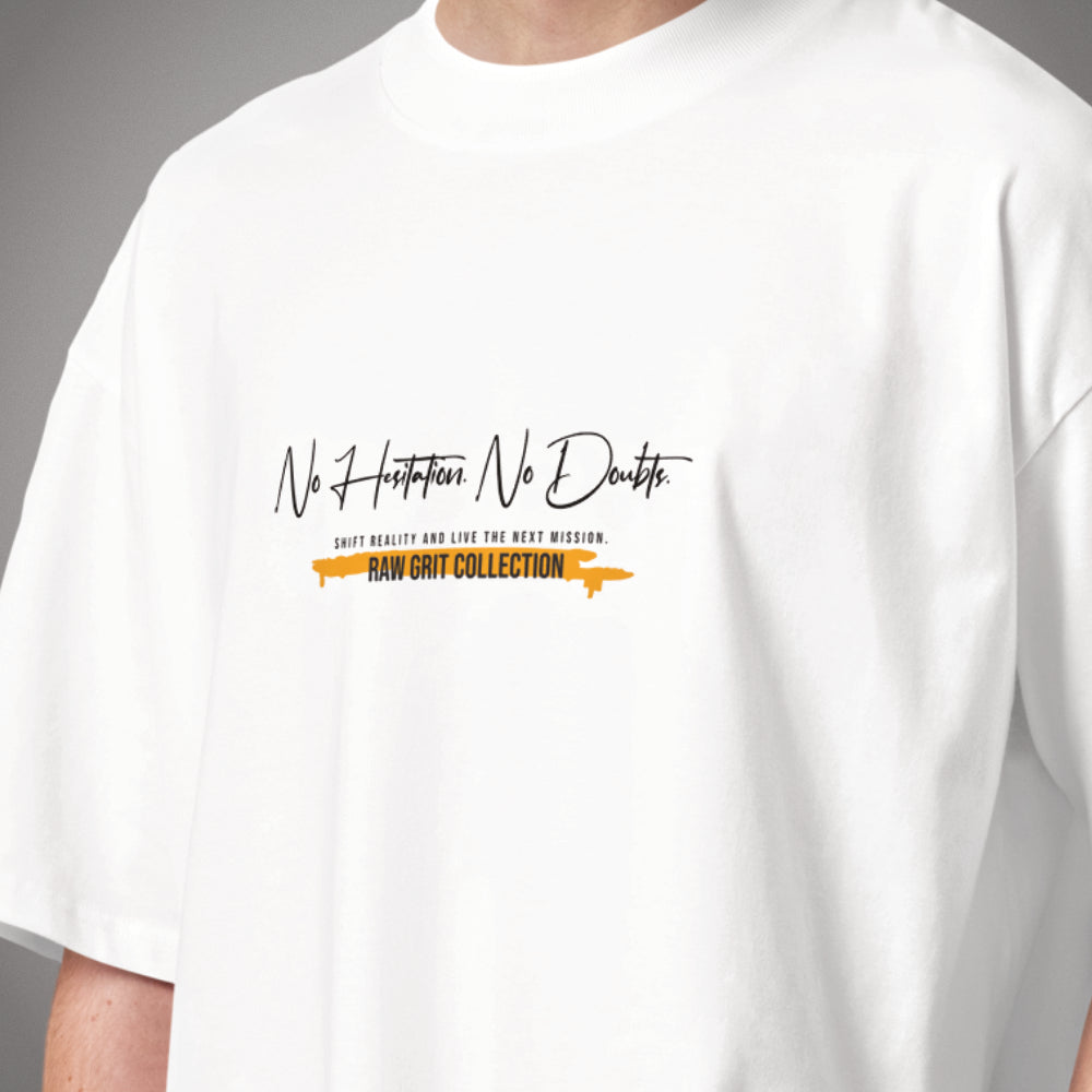 Nahaufnahme der Vorderseite eines weißen Oversized T-Shirts der Marke FORCE ZERO aus der RAW GRIT COLLECTION mit dem schwarzen „No Hesitation. No Doubts.“ Print-Schriftzug und orangefarbenem Balken auf der Brust.
