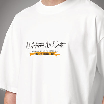 Nahaufnahme der Vorderseite eines weißen Oversized T-Shirts der Marke FORCE ZERO aus der RAW GRIT COLLECTION mit dem schwarzen „No Hesitation. No Doubts.“ Print-Schriftzug und orangefarbenem Balken auf der Brust.