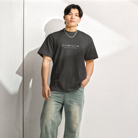 Vintage schwarz Boxie T-Shirt der Marke FORCE ZERO aus der RAW GRIT COLLECTION in der Vorderansicht am Model mit dem weißen „No Hesitation. No Doubts.“ Grafikprint auf der Brust.