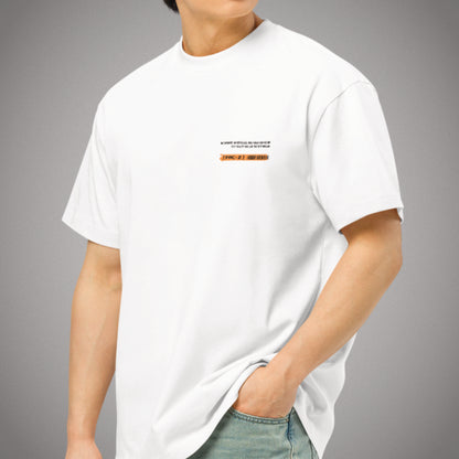 Männliches Model trägt weißes Oversized T-Shirt der Marke FORCE ZERO aus der RAW GRIT COLLECTION in der Vorderansicht mit kleinem schwarzen Grafikprint und einem orangefarbenen Balken-Element auf der linken Brust. 