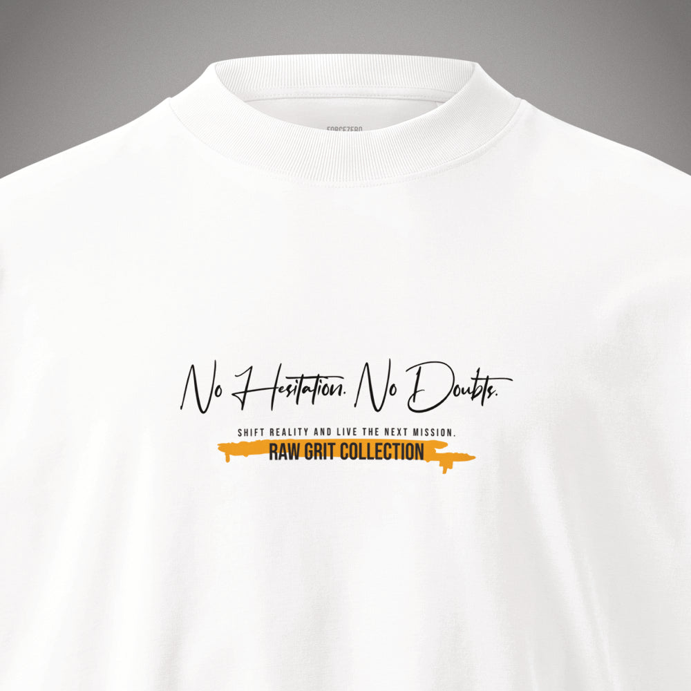 Nahaufnahme der Brust eines weißen Oversized T-Shirts der Marke FORCE ZERO aus der RAW GRIT COLLECTION mit dem schwarzen Grafikprint „No Hesitation. No Doubts.“ und dem orangefarbenen Kollektionsbalken.