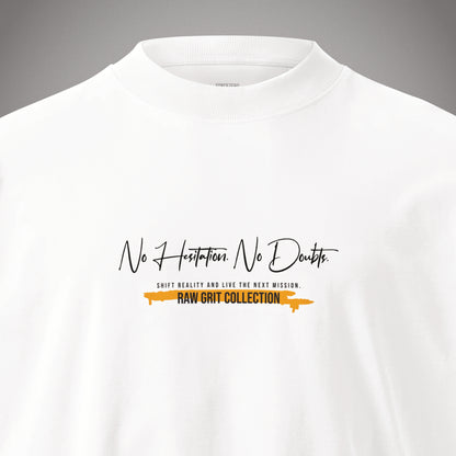 Nahaufnahme der Brust eines weißen Oversized T-Shirts der Marke FORCE ZERO aus der RAW GRIT COLLECTION mit dem schwarzen Grafikprint „No Hesitation. No Doubts.“ und dem orangefarbenen Kollektionsbalken.