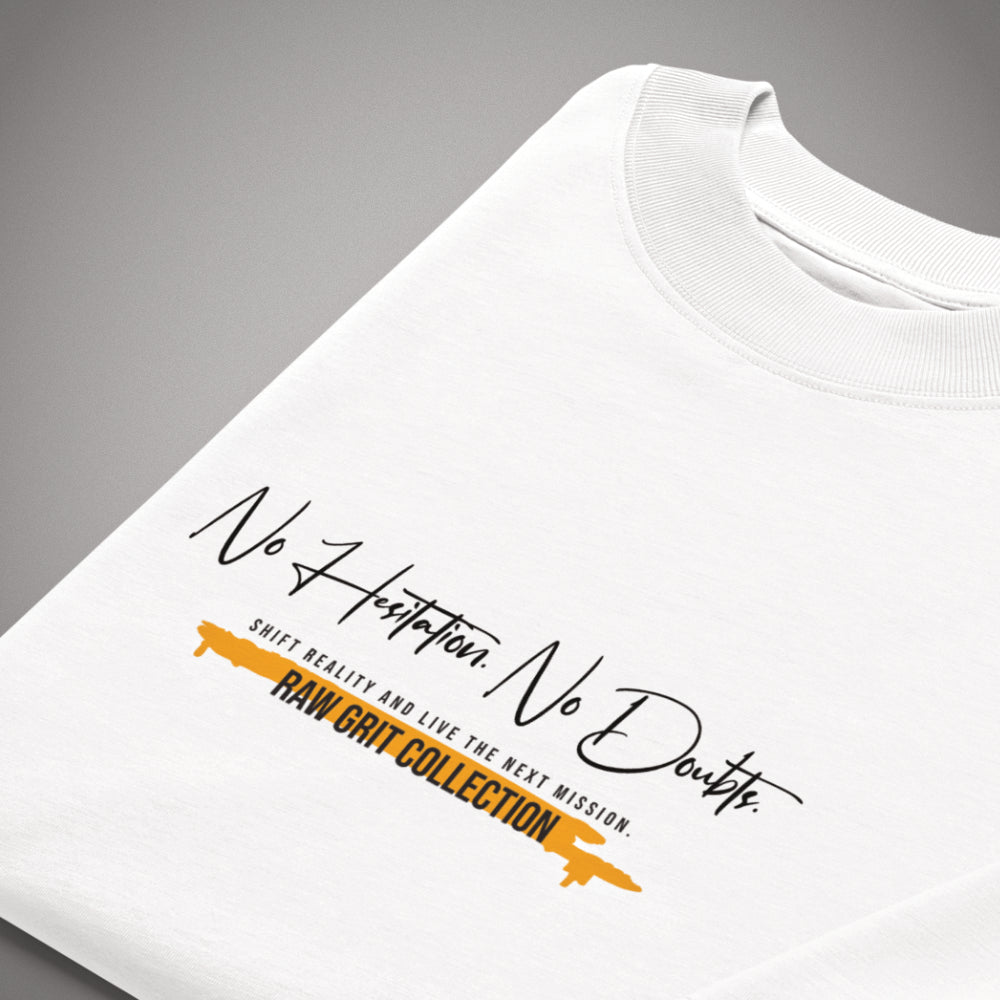 Nahaufnahme eines gefalteten weißen Oversized T-Shirts der Marke FORCE ZERO aus der RAW GRIT COLLECTION mit Fokus auf den schwarzen „No Hesitation. No Doubts.“ Grafikprint und den orangefarbenen Kollektionsbalken auf der Brust.