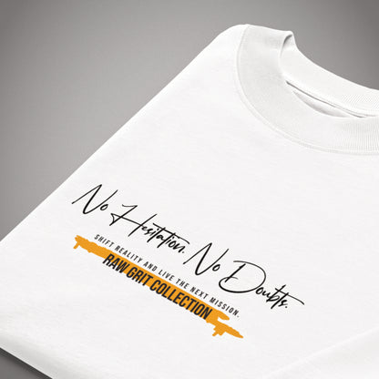 Nahaufnahme eines gefalteten weißen Oversized T-Shirts der Marke FORCE ZERO aus der RAW GRIT COLLECTION mit Fokus auf den schwarzen „No Hesitation. No Doubts.“ Grafikprint und den orangefarbenen Kollektionsbalken auf der Brust.