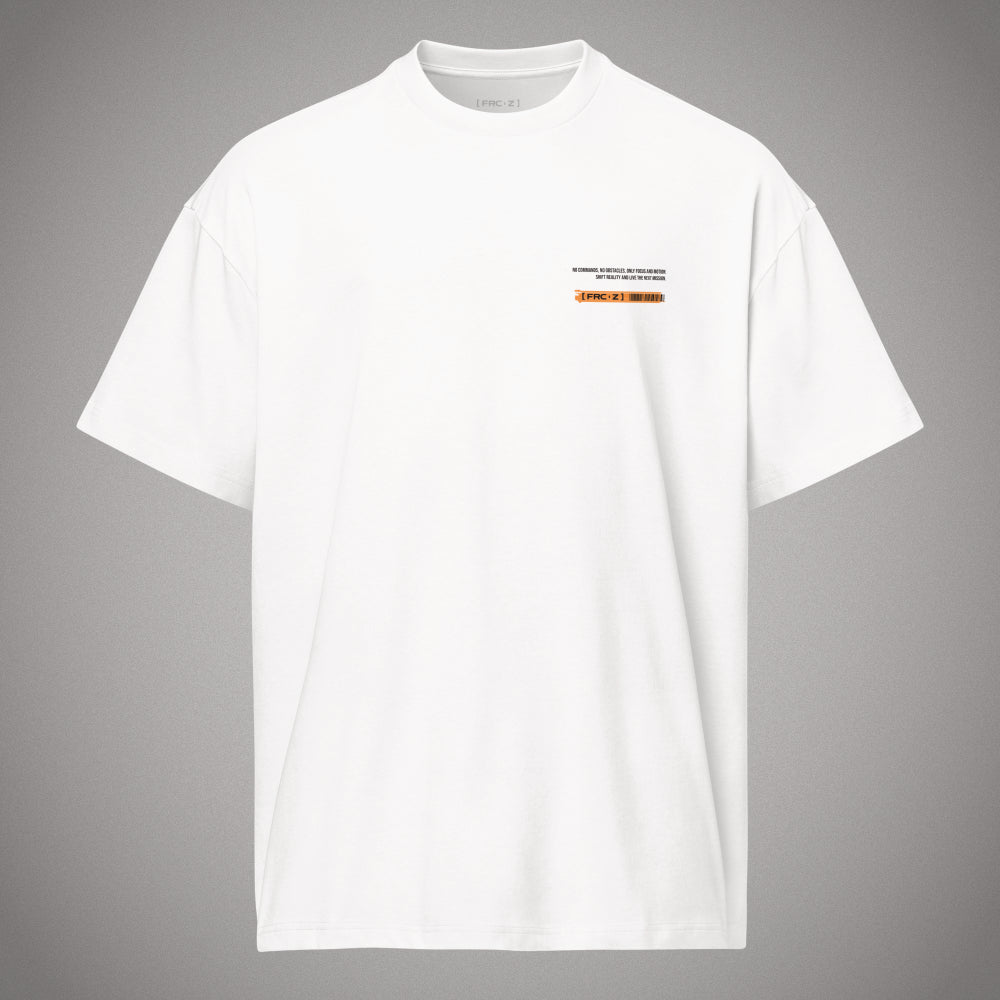 Weißes Oversized T-Shirt der Marke FORCE ZERO aus der RAW GRIT COLLECTION in der cleanen Produkt-Vorderansicht mit kleinem Grafikprint und orangefarbenem Balken-Element auf der Brust.