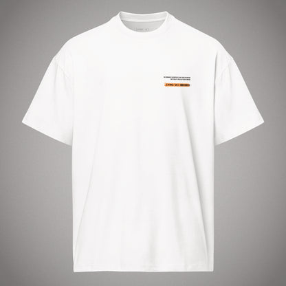Weißes Oversized T-Shirt der Marke FORCE ZERO aus der RAW GRIT COLLECTION in der cleanen Produkt-Vorderansicht mit kleinem Grafikprint und orangefarbenem Balken-Element auf der Brust.