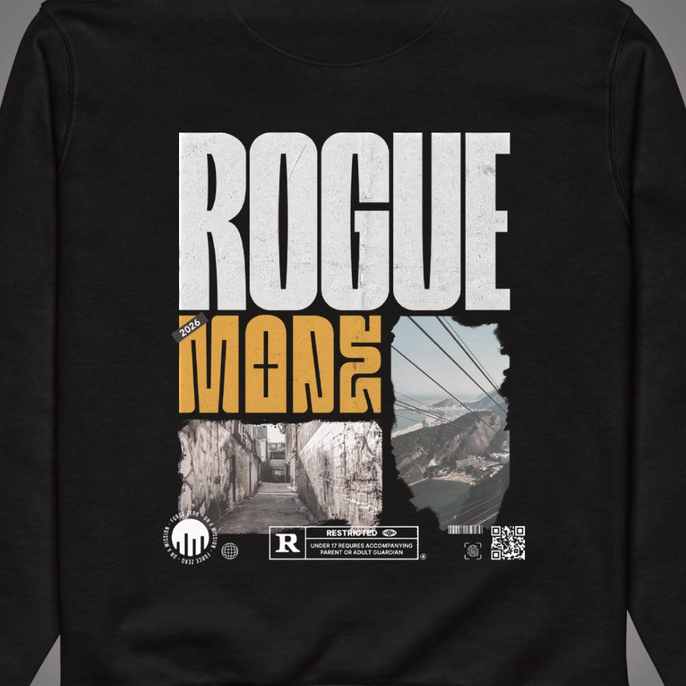 Eine Nahaufnahme des Backprints eines schwarzen Core Fit Hoodies der Marke FORCE ZERO im Raw Rio Design zeigt den großen weißen Schriftzug „ROGUE“, den orangefarbenen Text „MODE“ mit der Jahreszahl „2026“ sowie zwei quadratische Foto-Prints einer urbanen Gasse und einer Seilbahn in bergiger Landschaft über technischen Grafiken, einem Barcode und dem runden Markenemblem.