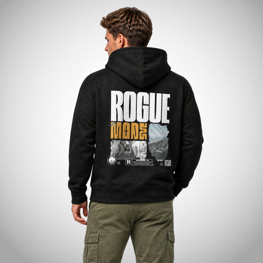 Ein schwarzer Core Fit Hoodie der Marke FORCE ZERO im Raw Rio Design zeigt als Ganzkörper-Modellbild die Rückansicht an einem männlichen Model mit olivgrüner Cargo-Hose, wobei der große Backprint mit dem großen weißen Schriftzug „ROGUE“, dem orangefarbenen Text „MODE“ und den quadratischen Foto-Prints einer urbanen Gasse und einer Seilbahn im Mittelpunkt steht.